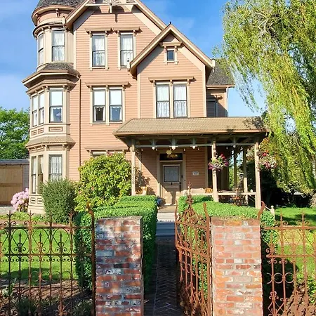 Adams Pragge House - Victorian Bed & Breakfast